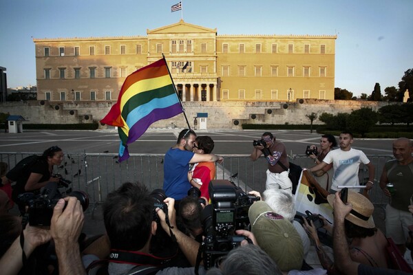 Η Colour Youth μοιράζει αγκαλιές στο Μοναστηράκι και δίνει φιλιά έξω απ' τη Βουλή