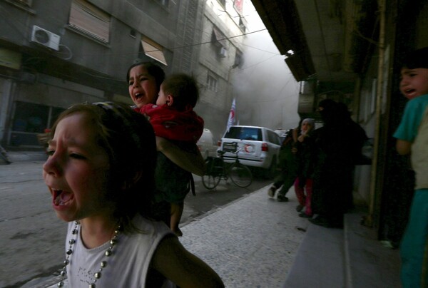 Από το χαμόγελο στον τρόμο - Η συγκλονιστική διπλή φωτογραφία του κοριτσιού στη Δαμασκό