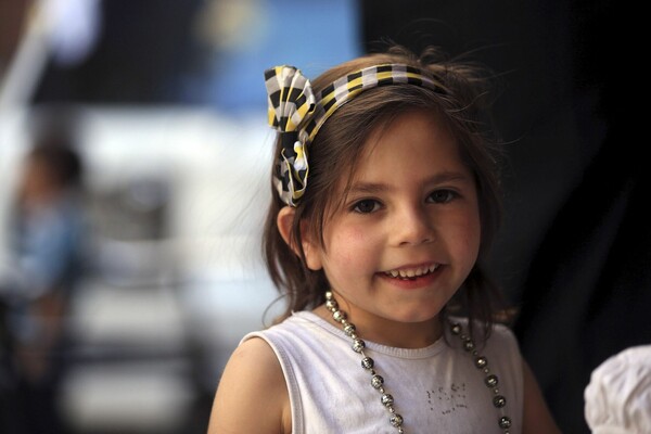 Από το χαμόγελο στον τρόμο - Η συγκλονιστική διπλή φωτογραφία του κοριτσιού στη Δαμασκό