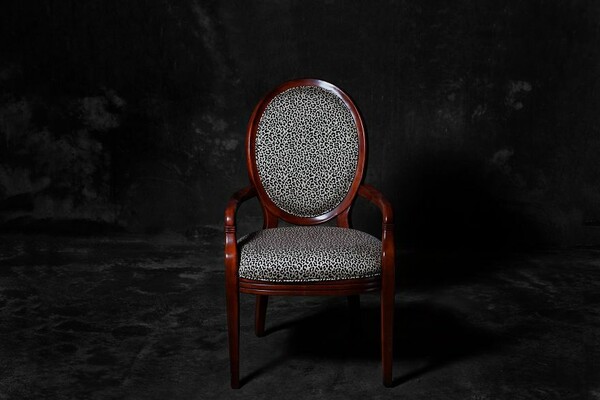 Πώς θα έμοιαζαν οι καρέκλες αν ήταν άνθρωποι;