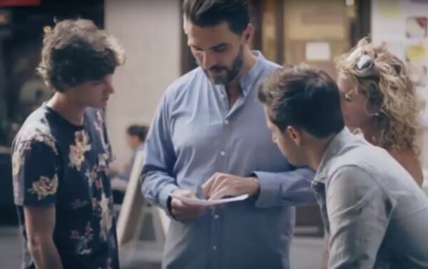 Ένα ζευγάρι γκέι τουριστών ζητά από Ισπανούς να τους μεταφράσουν ένα ομοφοβικό γράμμα