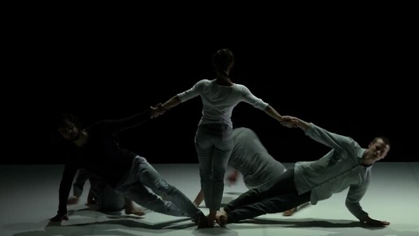 O απόλυτος συγχρονισμός πέντε χορευτών σε ένα από τα ομορφότερα βίντεο που θα δεις σήμερα