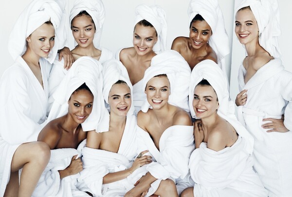 Ο Mario Testino φωτογραφίζει διάσημους που φορούν μόνο την πετσέτα τους