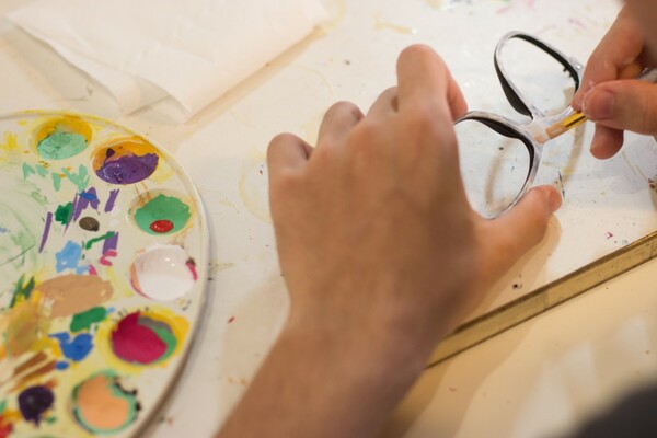 Ο Νικόλας Γκίκας ζωγραφίζει τα γυαλιά στο χέρι