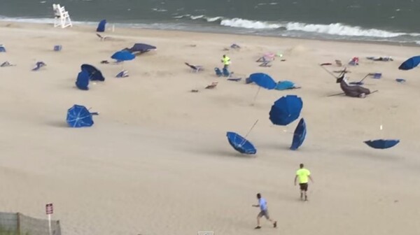 Οι "φονικές" ομπρέλες παραλίας σπέρνουν τον πανικό σε λουόμενους 