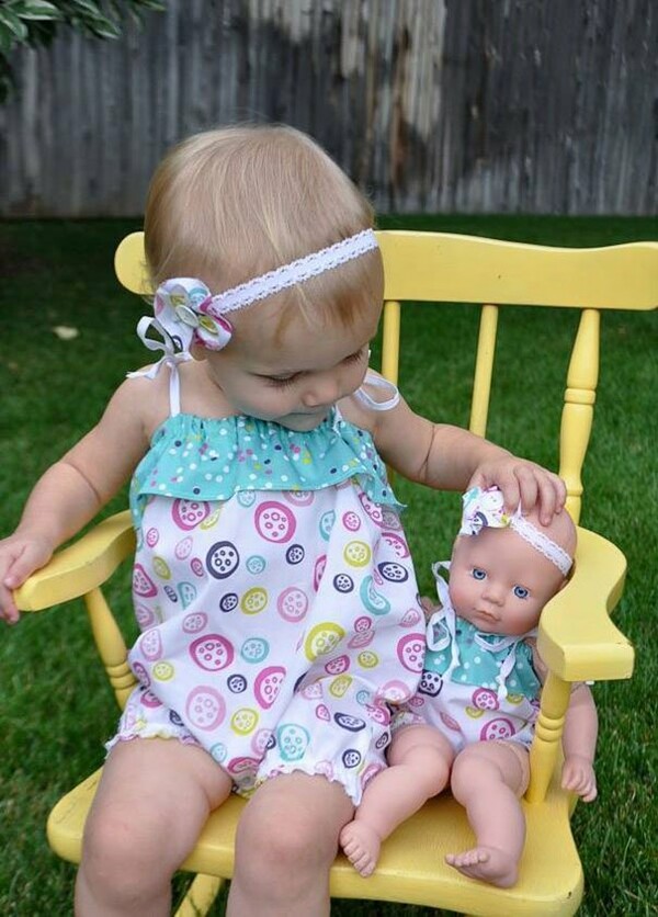 Μωρά που μοιάζουν με τις κούκλες τους