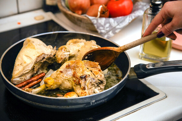 Τα παραδοσιακά ελληνικά εδέσματα των γιορτών + Μια συνταγή για κόκορα από μια Τσιριγώτισσα γιαγιά