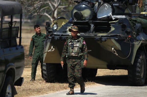 Πραξικόπημα στη Μιανμάρ: Ο στρατός μπλόκαρε την πρόσβαση στο Facebook