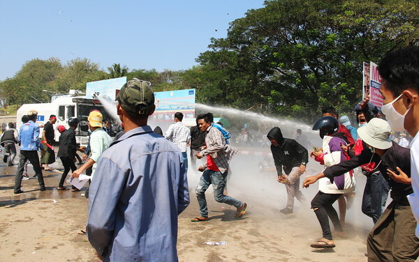 Πραξικόπημα στη Μιανμάρ: Η αστυνομία πυροβόλησε στον αέρα για να διαλύσει μεγάλη διαδήλωση