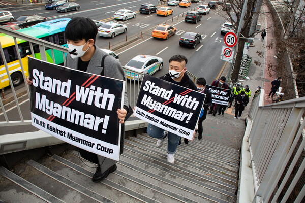 Χωρίς ίντερνετ η Μιανμάρ: Διακόπηκε η πρόσβαση σε όλη τη χώρα - Συνεχίζονται οι διαδηλώσεις