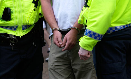 Στη Βρετανία η αστυνομία συλλαμβάνει χρήστες Twitter και Facebook