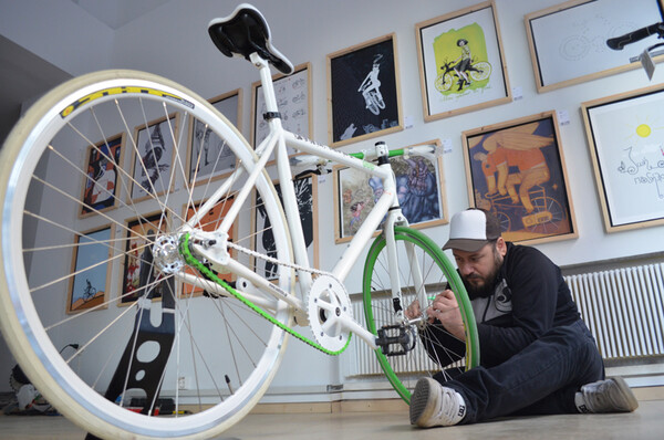 60 καλλιτέχνες εμπνέονται από το ποδήλατο, για το ποδήλατο