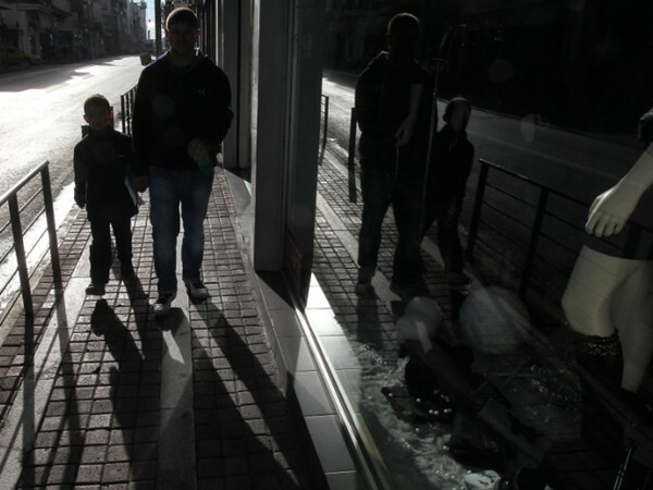 Πάνω από τους μισούς Έλληνες θέλουν να φύγουν από τη χώρα