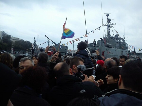 Gay φιλιά διαμαρτυρίας στον Αγιασμό του Πειραιά
