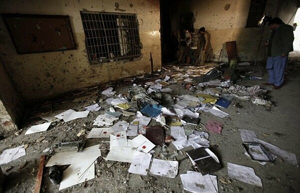 Οι πρώτες εικόνες από το μακελειό στο σχολείο του Πακιστάν