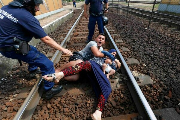 Ζευγάρι προσφύγων με το μωρό τους πέφτουν στις γραμμές τρένου