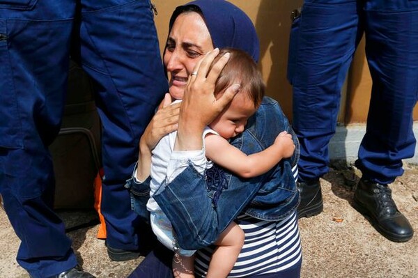 Ζευγάρι προσφύγων με το μωρό τους πέφτουν στις γραμμές τρένου