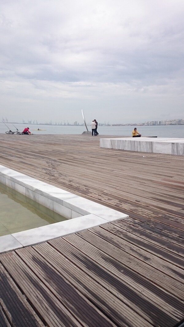 Θεσσαλονίκη: Ποιοι και γιατί προσπαθούν να ρίξουν αυτό το γλυπτό στη θάλασσα;