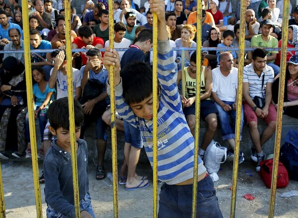 Χιλιάδες κλειδωμένοι σε ένα στάδιο - Καταγγελίες για κακομεταχείριση των προσφύγων στην Κω και αδράνεια των αρχών