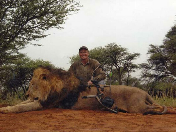 Το ίντερνετ εκδικείται τον κυνηγό που σκότωσε τον Cecil, το διάσημο λιοντάρι της Ζιμπάμπουε