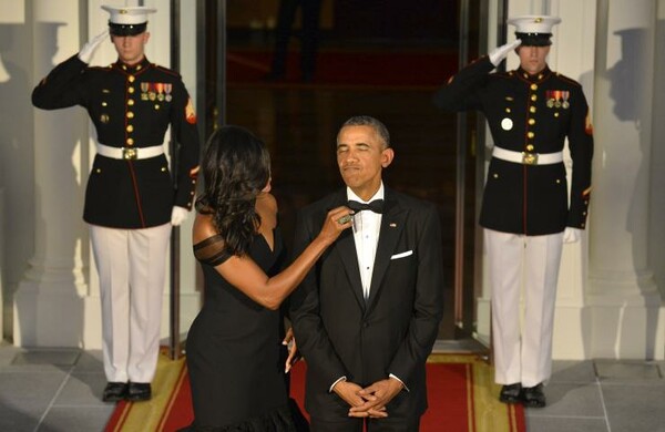 Το ζεύγος Ομπάμα γιορτάζει με φωτό, post και tweets την επέτειο του γάμου τους