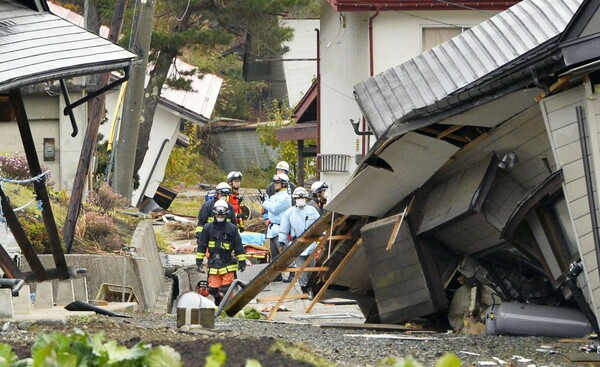 Δεκάδες τραυματίες και εγκλωβισμένοι από τα 6,8 Ρίχτερ στην Ιαπωνία