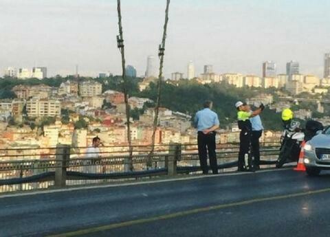 Αστυνομικός στην Τουρκία έβγαλε selfie με φόντο έναν άνθρωπο που αυτοκτονούσε