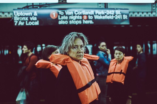 Η 26χρονη Αθηναία που κυκλοφορεί στους δρόμους της Νέας Υόρκης με ένα πορτοκαλί σωσίβιο