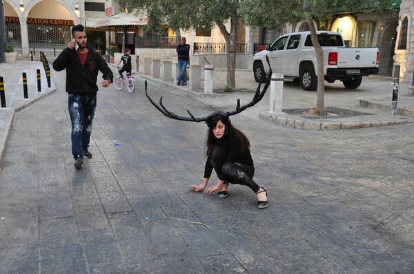 Η Έλενα Πόκα μεταμφιέστηκε σε ελάφι κυκλοφορώντας στους δρόμους της Βηθλεέμ