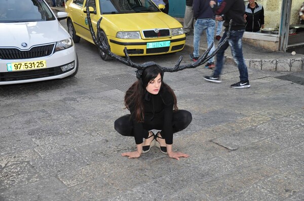 Η Έλενα Πόκα μεταμφιέστηκε σε ελάφι κυκλοφορώντας στους δρόμους της Βηθλεέμ