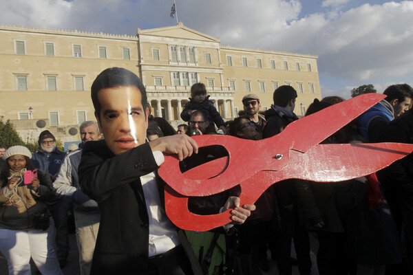 Οι 47 πιο αξέχαστες φωτογραφίες απ' τον έναν χρόνο ΣΥΡΙΖΑ-ΑΝΕΛ