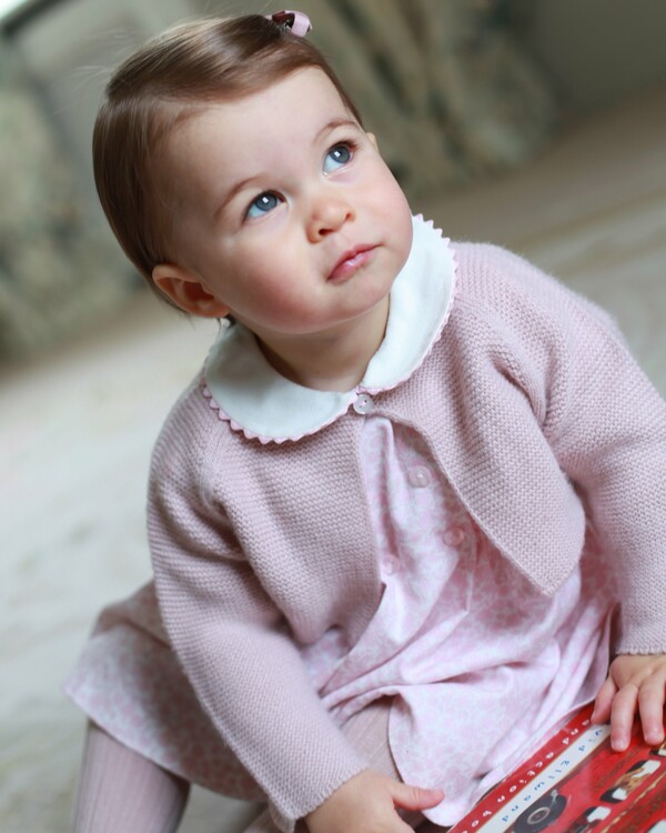 Η πριγκίπισσα Σάρλοτ γιορτάζει τα πρώτα της γενέθλια και η Κέιτ Μίντλετον μοιράζεται τις καινούργιες της φωτογραφίες