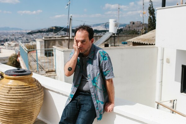 Οι δημιουργοί της ελληνικής ταινίας Suntan πήραν μια αρνητική κριτική θεατή και την έβαλαν στο πόστερ