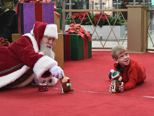 Αυτός ο Άγιος Βασίλης γνώριζε ακριβώς πως να συμπεριφερθεί σε ένα παιδί με αυτισμό