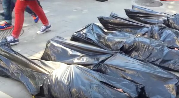 Mαύρες σακούλες με "πτώματα" στους δρόμους της Λάρισας για την τραγωδία το Αιγαίο