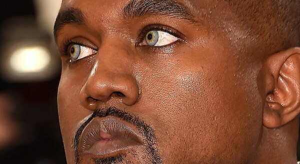 Το βραβείο για επικό fail του Μet Gala πάει στο τρομακτικό βλέμμα του γαλανομάτη Kanye West