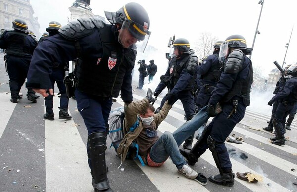 Σοβαρά επεισόδια στο Παρίσι - Παρά τα δρακόντεια μέτρα, διαδηλωτές και αστυνομικοί συγκρούστηκαν