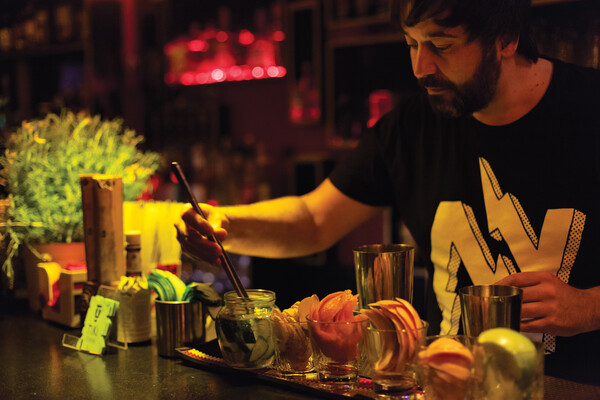 17 bar της πόλης μας δίνουν τη συνταγή του πιο εμβληματικού τους κoκτέιλ