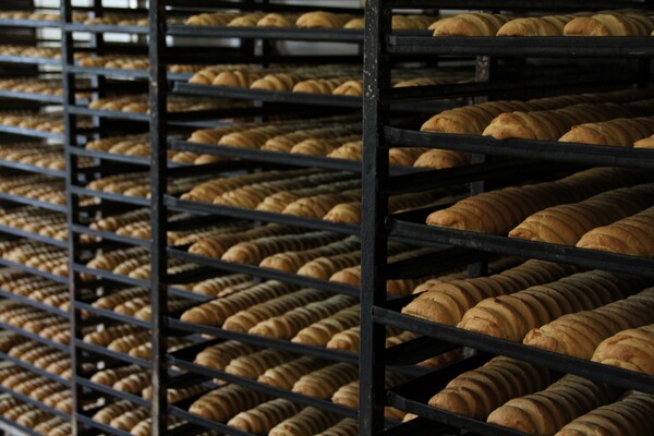Ο φούρνος - μουσείο του Καραβά στα Κύθηρα βγάζει τα ξακουστά λαδοπαξίμαδα