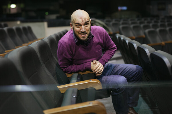 O Δημήτρης Δημόπουλος λέει ότι κάποια στιγμή θα “παντρέψει” το stand up comedy με την όπερα και είναι σε καλό δρόμο