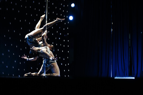 Οι κορυφαίοι pole dancers εντυπωσίασαν χθες βράδυ στην Αθήνα