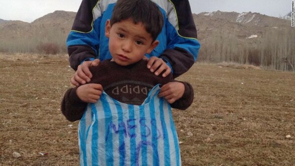Ο πιτσιρίκος με την πλαστική φανέλα του Messi φορά πλέον μια αυθεντική με υπογραφή πάνω