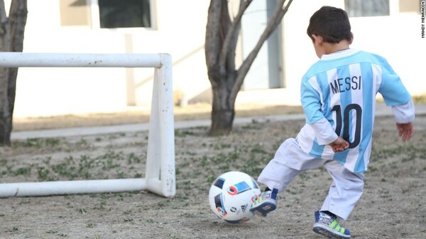 Ο πιτσιρίκος με την πλαστική φανέλα του Messi φορά πλέον μια αυθεντική με υπογραφή πάνω