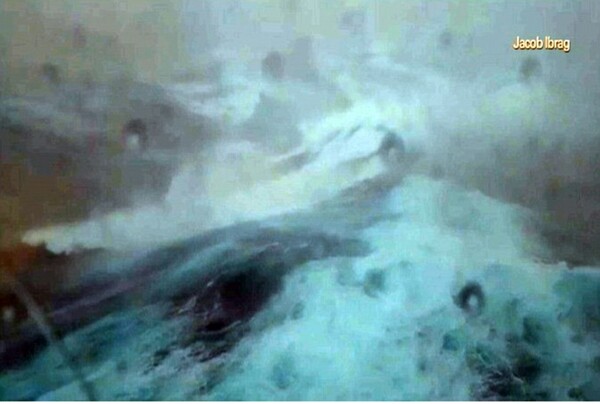Κρουαζιερόπλοιο έπεσε σε τυφώνα με κύματα 9 μ. και το αποτέλεσμα ήταν αυτό