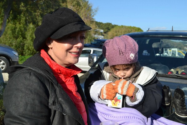 Η Σούζαν Σάραντον υποδέχεται τους πρόσφυγες στη Μυτιλήνη με δάκρυα στα μάτια