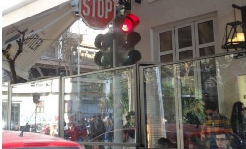 Η καφετέρια που περιέφραξε φανάρι στο κέντρο της Θεσσαλονίκης