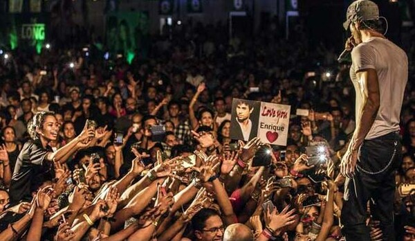 Ο Πρόεδρος της Σρι Λάνκα ζητά "μαστίγωμα με τοξικές ουρές" για τους διοργανωτές της συναυλίας του Enrique Iglesias