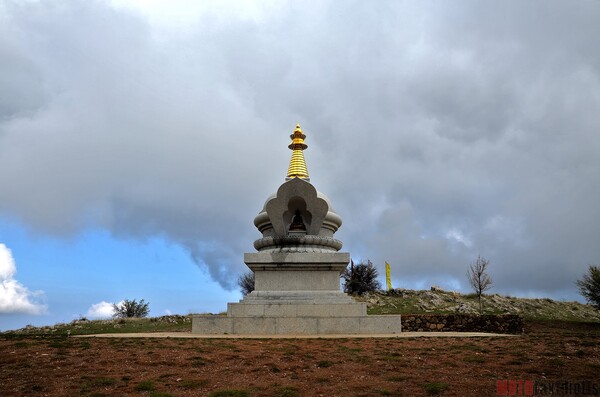 Τι δουλειά έχει μια Βουδιστική Στούπα στη ορεινή Κορινθία;