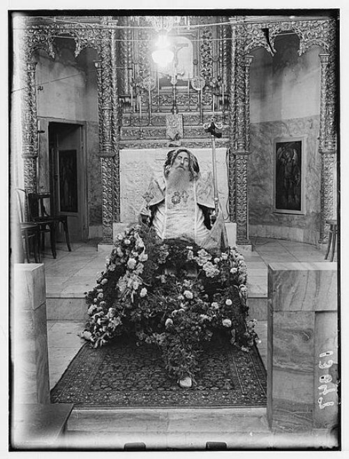 Νεκρός επί θρόνου - Eρμηνεία της αμεριμνησίας με αφορμή τις φωτογραφίες της κηδείας του Μητροπολίτη