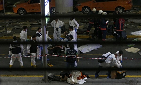 Η στιγμή της έκρηξης στο αεροδρόμιο της Κωνσταντινούπολης - Πανικός στο Ατατούρκ μετά την επίθεση αυτοκτονίας